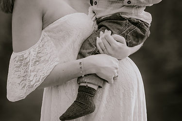 Details tijdens een zwangerschapsshoot van een mama met haar zoontje.