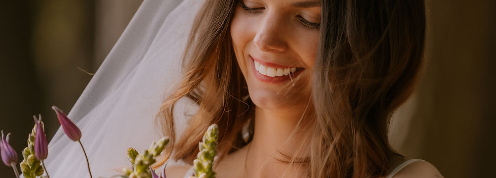 Koppel glimlacht naar elkaar tijdens een golden hour koppelshoot door Souvenirs de Zoë Fotografie uit Puurs - Sint-Amands.