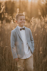 Communiekantje tussen het riet met golden hour tijdens een communieshoot door Souvenirs de Zoë Fotografie uit Puurs.