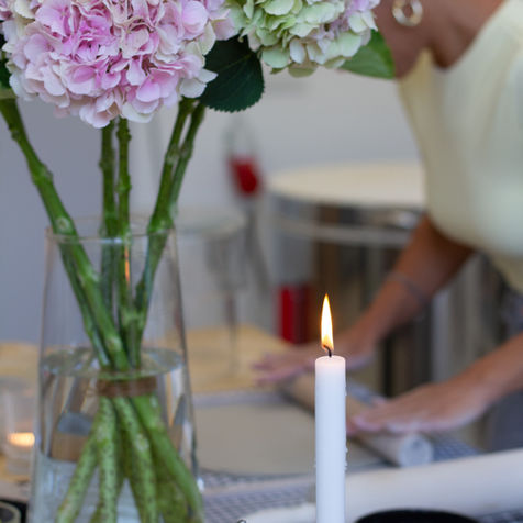 Blumen von Fleur de Lou schmücken den Arbeitstisch beim Ton & Wein Workshop.