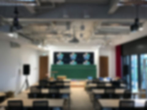 商用會議室 台灣大學多功能教室 整合項目：3x2 LED拼接電視牆、Symetrix數位混音機Mixer、PA商用喇叭音響、ATEN宏正影音矩陣切換器、線上直播導播機、簡報電腦PC、Aver視訊鏡頭、情境開關面板、iPad App 客製化頁面