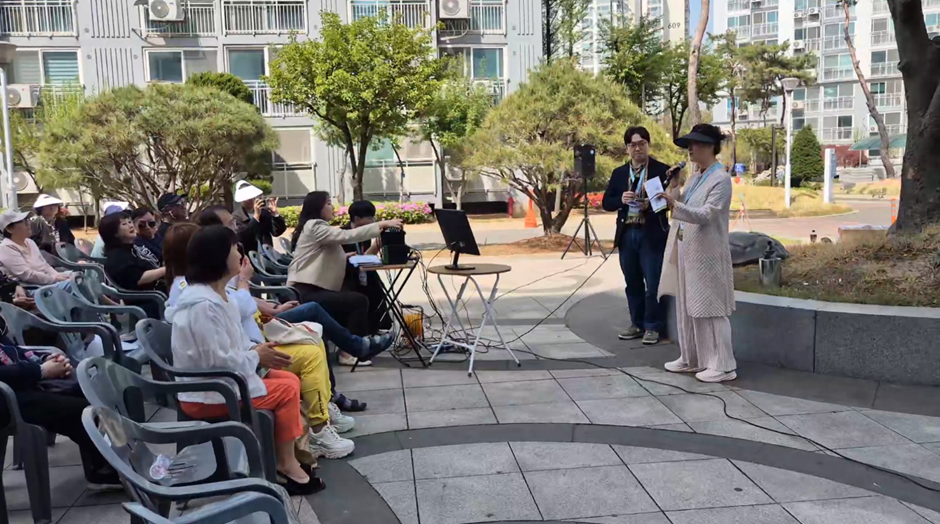 안산 우리동네 노래자랑에서 인사말을 전하고 있는 (사)원하다 이은혜 대표