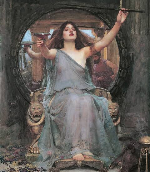 Mulher de vestido cinza, sentada num trono ornamentado, ergue varas; cena sombria e dramática em ambiente circular.