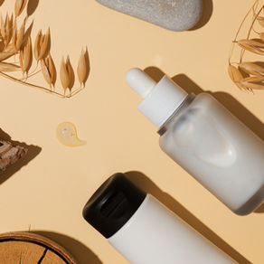 produtos de cuidados faciais com cevada e cascas em volta