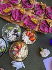 Een prachtig samengesteld plantaardig feestmaal bij The Humming Bee Prenatal Retreat, met lokaal geteelde groenten, volkoren granen en intense smaken.