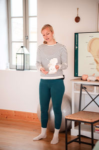 birth preparation at The HummingBee retreat, presentation and theory on birth showing the anatomy of the female pelvic bones