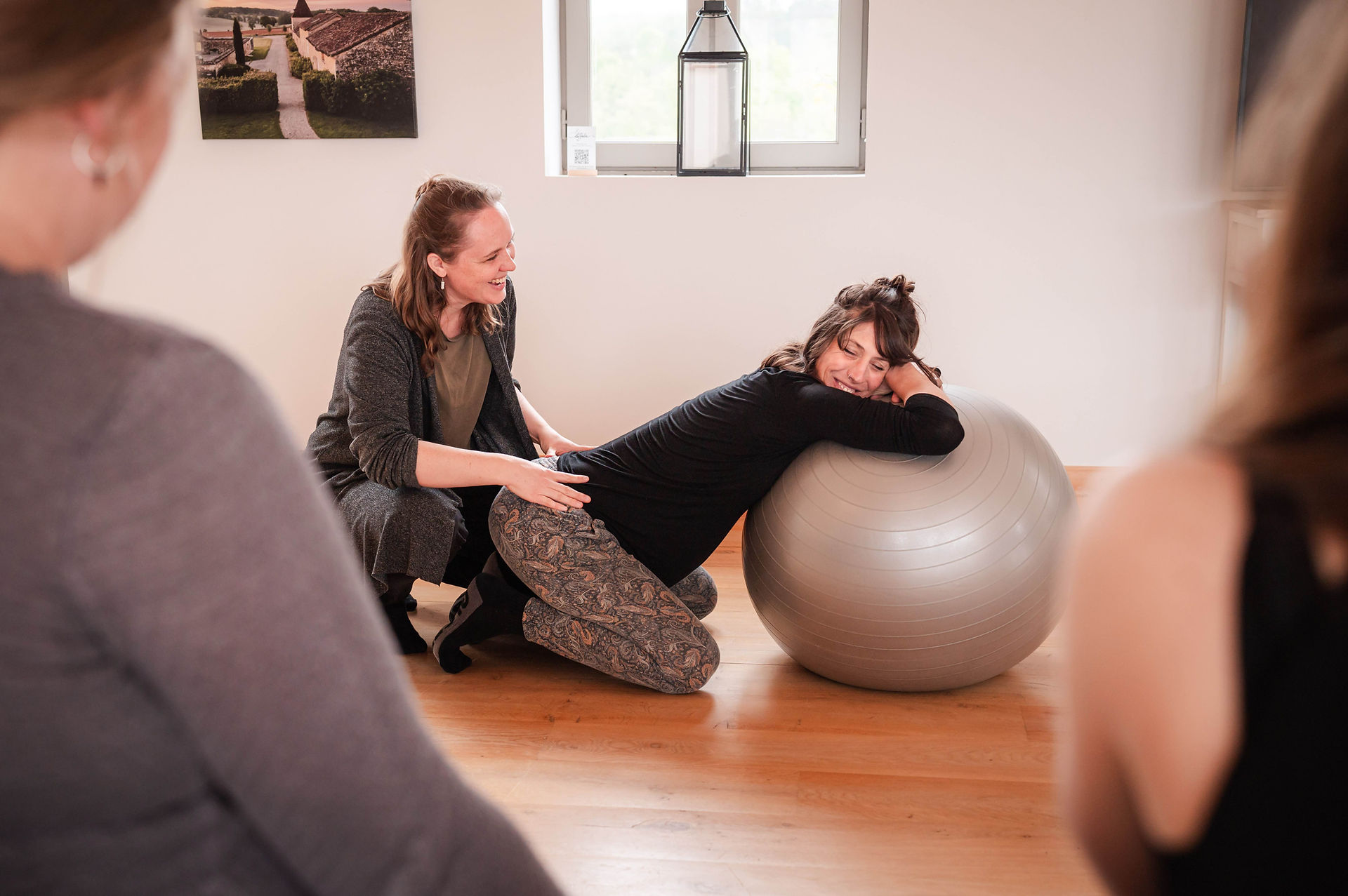 Doula led birth preparation class at the Yoga teacher in the yoga studio of the hummingbee pregnancy retreat