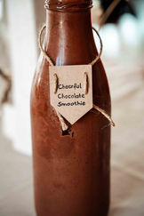 Zelfgemaakte chocoladesmoothie met een klein naamkaartje op de fles.