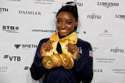 Simone Biles devient l’athlète de gymnastique la plus titrée au monde
