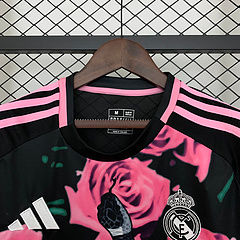 A parte da frente da camisola do Real Madrid ampliada