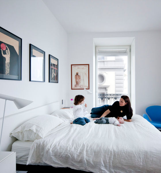 letto Fluttua di Lago. A parete, opere di Christian Flamm e Lorenzo Scotto di Luzio. In primo piano, lampada AJ di Arne Jacobsen per Louis Poulsen.