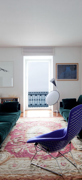 La zona relax con vista su Capri. Tra i due divani Toot di Piero Lissoni per Cassina, tappeto Aubusson. In primo piano, High Back Chair di Hary Bertoia per Knoll International, sullo sfondo Cone Light Large di Tom Dixon (a destra).