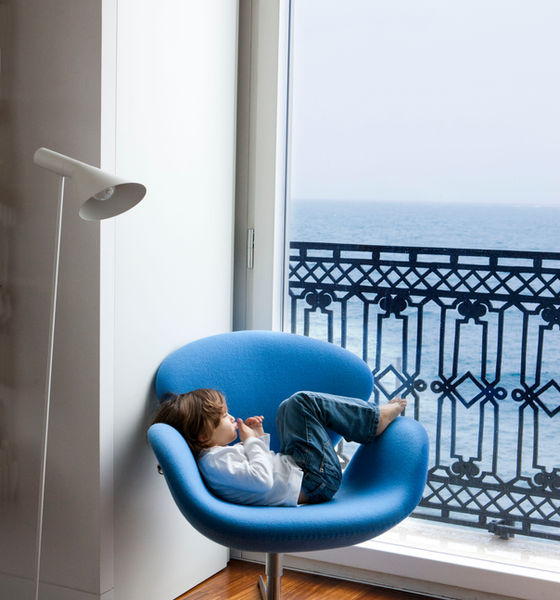 Swan di Arne Jacobsen per Fritz Hansen. Lampada da terra AJ di Louis Poulsen.