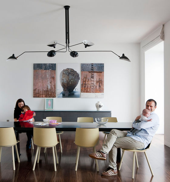 zona pranzo del soggiorno. Intorno al tavolo Trapèze di Jean Prouvé, Vitra, sedie Houdini di Stefan Diez per E15. A sospensione, lampada di Serge Mouille