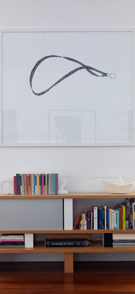 Sulla libreria Plurima di Charlotte Perriand,
Cassina, ‘Untitled’ di Piero Golia. Courtesy
Galleria Fonti, Napoli.