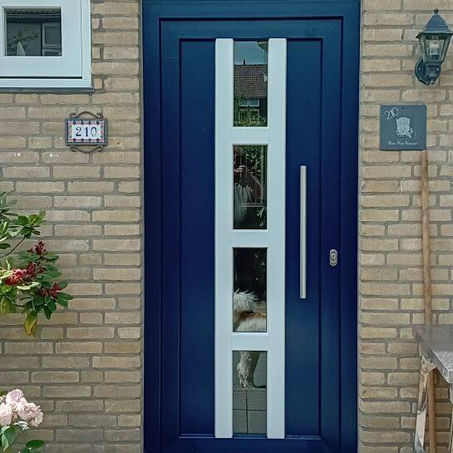 groene en witte toegangsdeur met glas