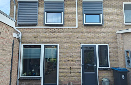 drieglas referenties Yvone en Bert Voorkant van een huis met huisdeuren en voorraam met witte kozijnen