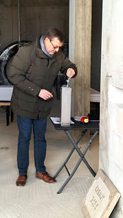 Grundstein_ Befüllen der Box II.jpg