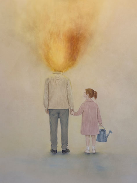 Peinture intitulée Le sens du vent de Julie Lagier représentant une femme assise vêtue d’une ample veste rose poudré. Son visage est entièrement caché par ses longs cheveux blonds, soulevés et entraînés sur le côté par le vent. Le personnage se détache sur un fond uni vert pastel, dans une composition épurée aux tonalités douces.