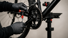 Fahrrad auf Montageständer bei einer Reparatur durch die Mobile Radklinik in Berlin