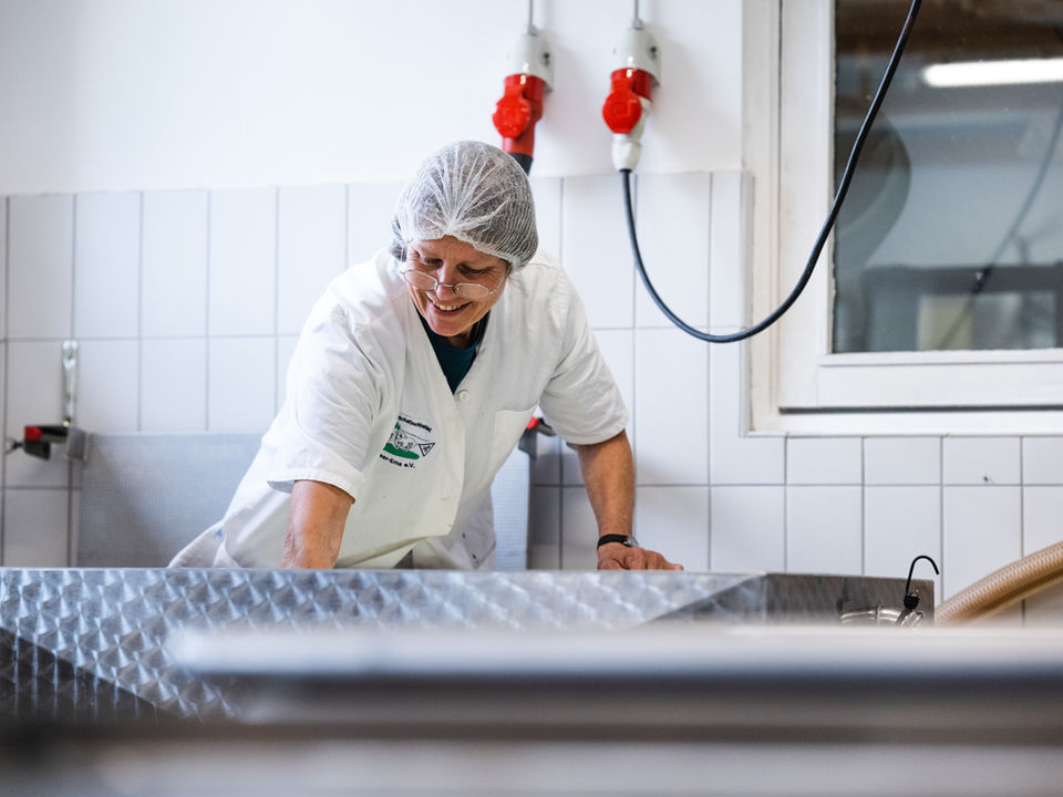 Ingrid Brockhaus in der Käserei