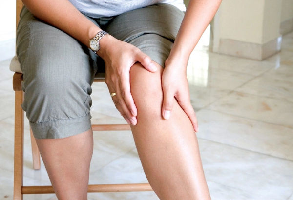 Ngồi lâu một chỗ gây hạn chế lưu thông máu, là nguyên nhân chính gây chuột rút ở dân văn phòng.