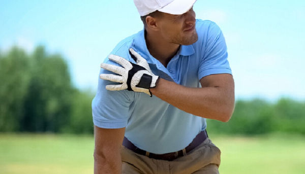 Golfer dễ gặp tình trạng đau vai khi kỹ thuật swing không đúng hoặc do luyện tập quá mức.