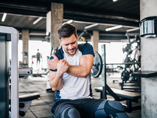 Đau khớp vai khi tập gym: Nguyên nhân thường gặp và cách xử lý hiệu quả