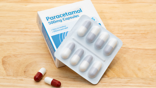 Paracetamol và NSAIDs là các thuốc giảm đau không kê đơn phổ biến cho người già.