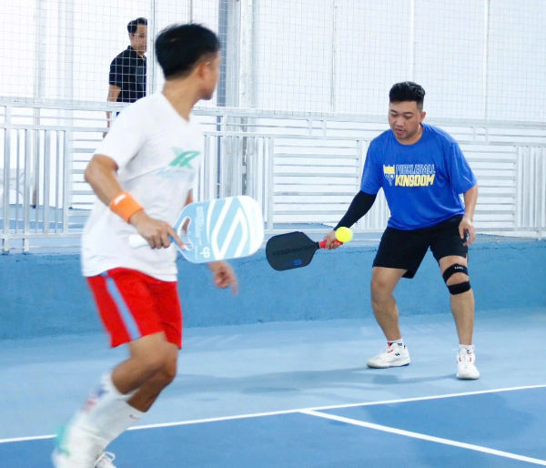 Biểu hiện viêm khớp cổ chân: sưng đau, giảm linh hoạt khi chơi thể thao.
