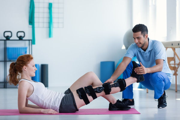 Vật lý trị liệu (physical therapy) sử dụng các yếu tố vật lý như nhiệt, ánh sáng, điện từ trường, sóng âm, và các tác dụng cơ học như kéo giãn, nén ép, để điều trị giảm đau