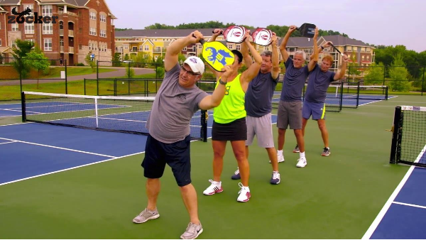 Khởi động đúng kỹ thuật trước mỗi trận Pickleball giúp hạn chế chấn thương vùng khớp hiệu quả.