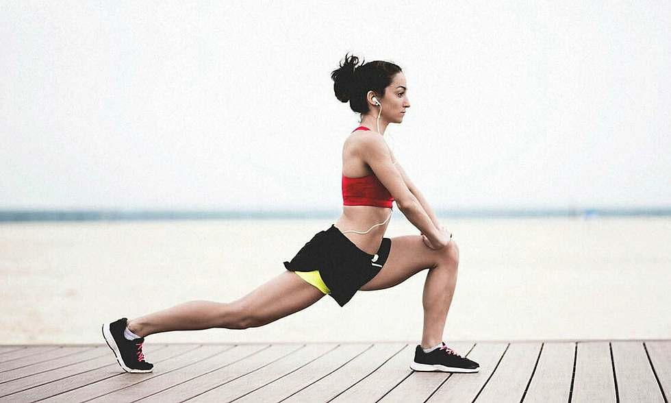 Hình ảnh minh họa các động tác giãn cơ đùi, cơ gấp gối sau khi chơi thể thao.