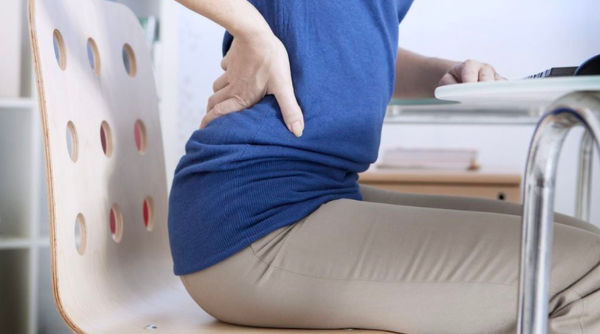 Cảm giác đau nhức khi di chuyển hoặc thay đổi tư thế là triệu chứng phổ biến của đau háng sau sinh.