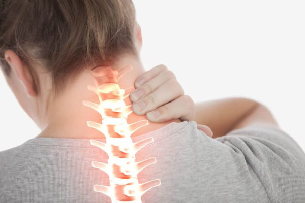 Một lực lớn tác động vào cột sống, khiến những chất nhầy trong đĩa đệm bị thoát ra ngoài