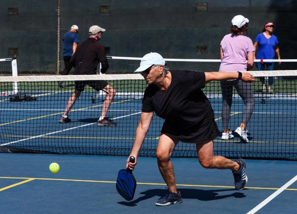 Chơi pickleball bị đau khớp gối