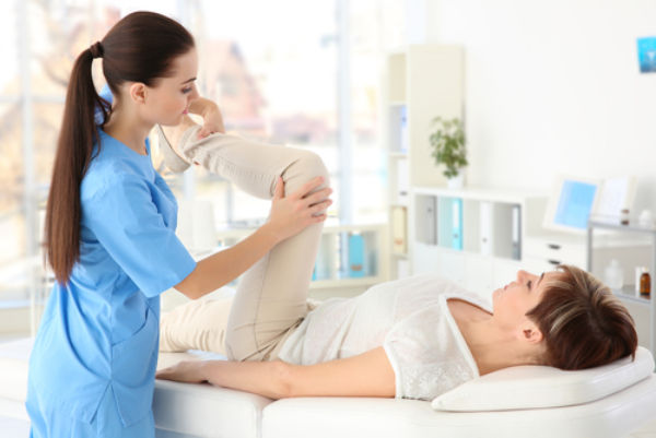 Hậu phẫu, bệnh nhân cần được hướng dẫn bài tập vận động đúng cách để tránh dính khớp, mất chức năng.