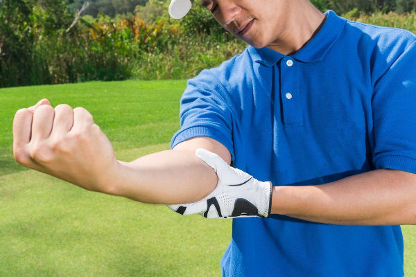 Khuỷu tay của người chơi golf là tình trạng gây đau ở nơi gân cơ cẳng tay bám vào phần xương nhô ra ở bên trong khuỷu tay