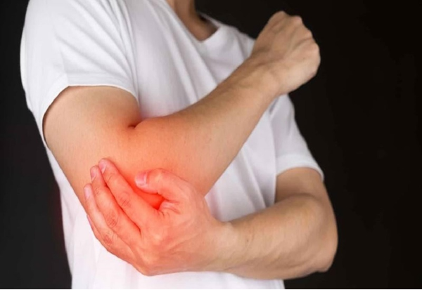 Minh họa vị trí đau đặc trưng của hội chứng Golf Elbow – khu vực mặt trong khuỷu tay.