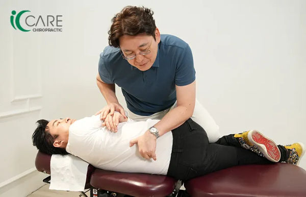 Trị liệu Chiropractic giúp điều chỉnh cấu trúc cột sống, giảm đau lưng sau khi đạp xe.