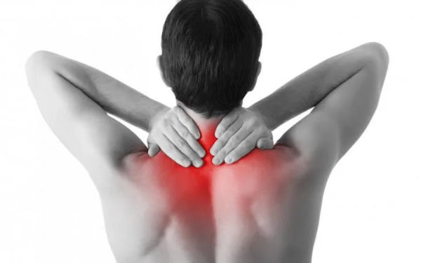 Đau nhức kéo dài ở vùng cổ vai gáy cùng nhiều triệu chứng khác làm giảm khả năng vận động tay.