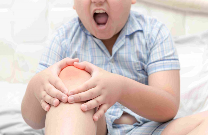 Trẻ bị Legg-Calvé-Perthes thường đi khập khiễng do hạn chế vận động khớp háng và đau mỏi kéo dài.