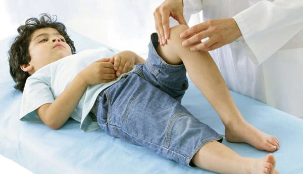 Trẻ gặp khó khăn trong vận động có thể là dấu hiệu cảnh báo bệnh lý xương khớp.