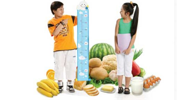 Chế độ ăn uống đầy đủ dinh dưỡng giúp trẻ phát triển hệ xương khỏe mạnh.