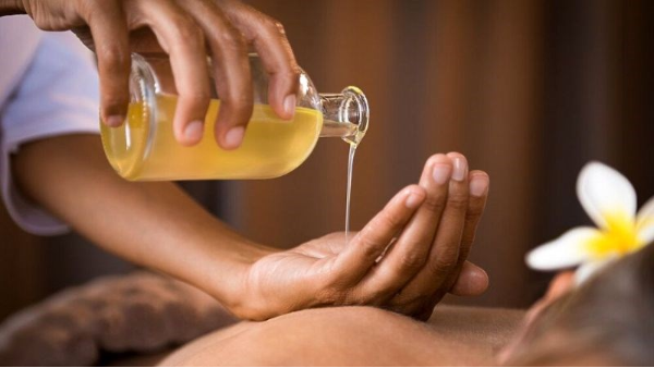 Xoa bóp bằng dầu khuynh diệp giúp làm dịu nhanh các vùng khớp đau nhức.