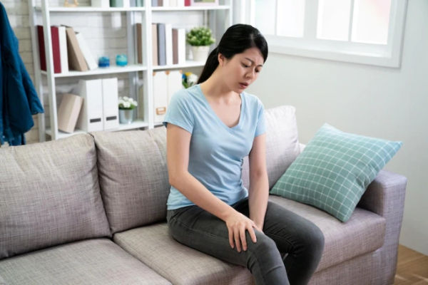 Cứng khớp và khó khăn trong cử động sau khi ngồi yên một chỗ lâu, dẫn đến mất linh hoạt trong các hoạt động