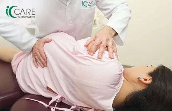 Chiropractic giúp điều chỉnh cột sống, giảm đau lưng sau sinh an toàn mà không cần thuốc.