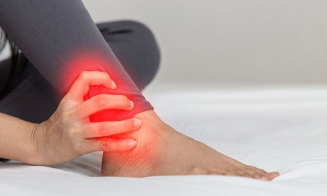Đau khớp cổ chân là tình trạng sưng tấy ở cổ chân