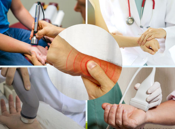 Chiropractor đang điều chỉnh cổ tay bị viêm gân De Quervain bằng kỹ thuật nhẹ nhàng và không xâm lấn.