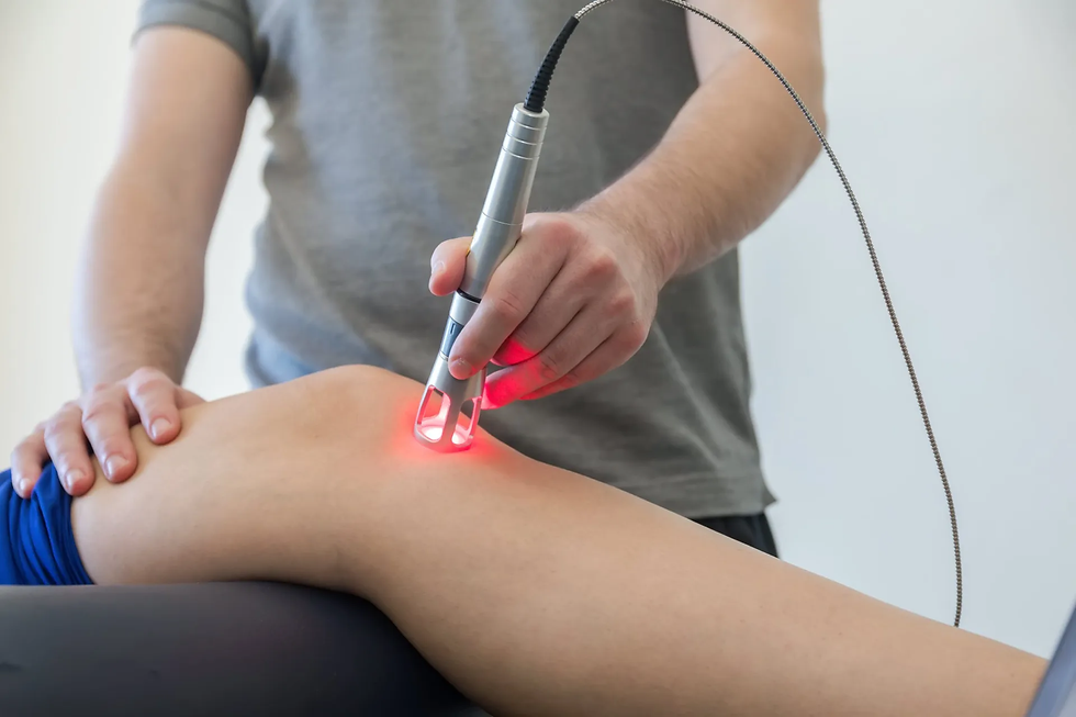 Đến bác sĩ chuyên khoa xương khớp để được tư vấn điều trị nếu đau kéo dài không thuyên giảm.